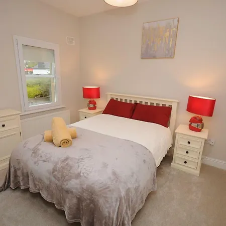 Apartment 5 College Crescent *