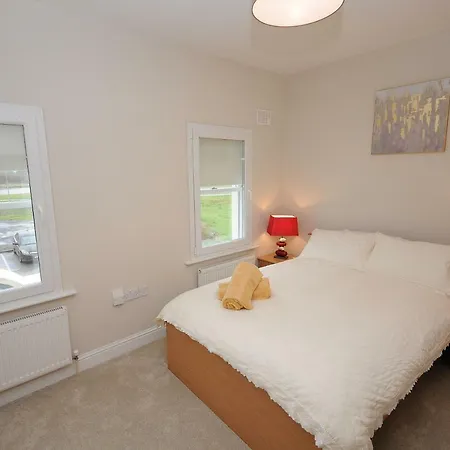 5 College Crescent Apartment *