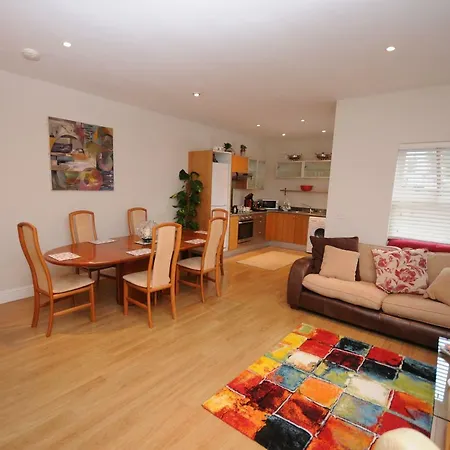 5 College Crescent Apartment