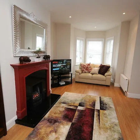 5 College Crescent Apartment