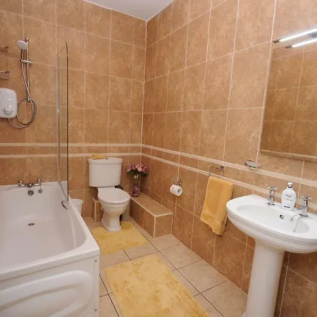 5 College Crescent Apartment *