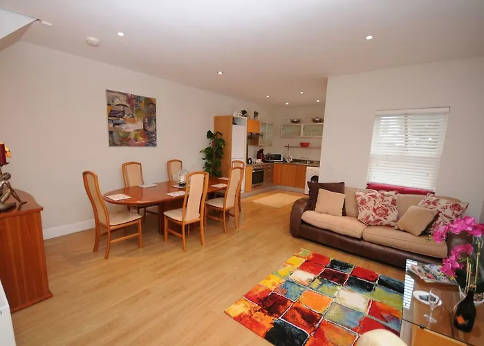 5 College Crescent Apartment