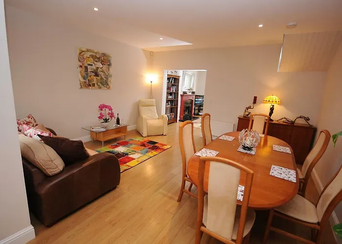 5 College Crescent Apartment